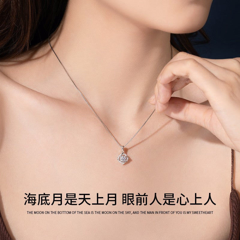 One Carat Moissanite Diamond Rotating Four-leaf Clover Necklace